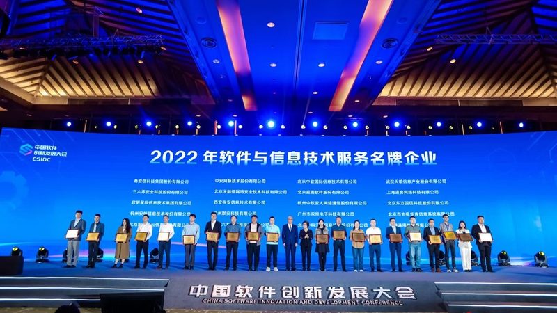 选择桌面运维认证时，应考虑以下因素：